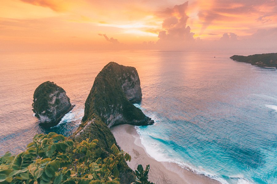 Panoramic view of the T-Rex shaped Kelingking Cliff and turquoise ocean in West Nusa Penida.