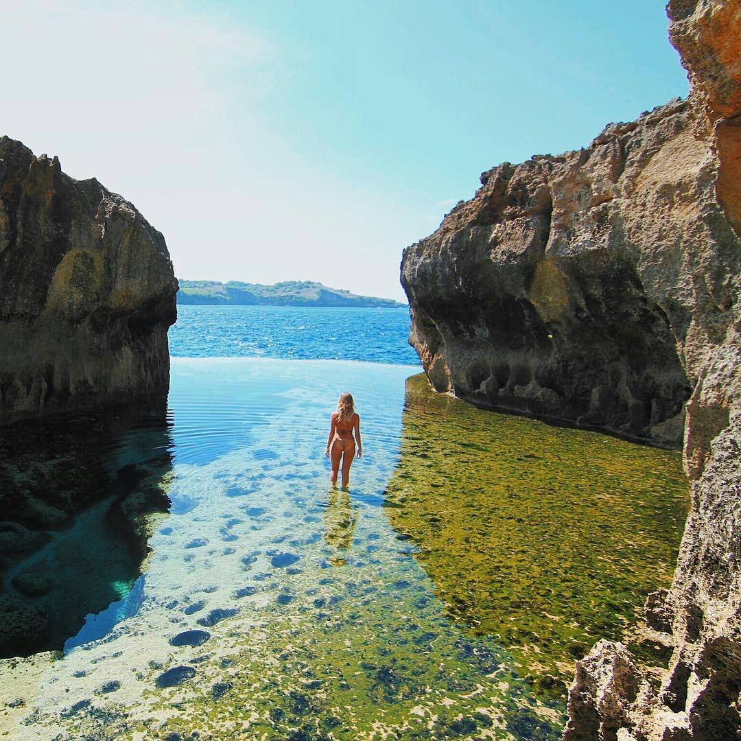 Crystal clear natural infinity pool at Angel's Billabong during low tide in Nusa Penida.